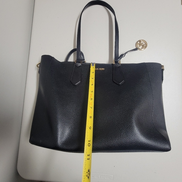 Michael Kors Kimberly Large Pebbled Leather Tote. - Picture 13 of 15
